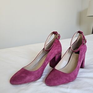 White House Black Market pink chunky block pump heels